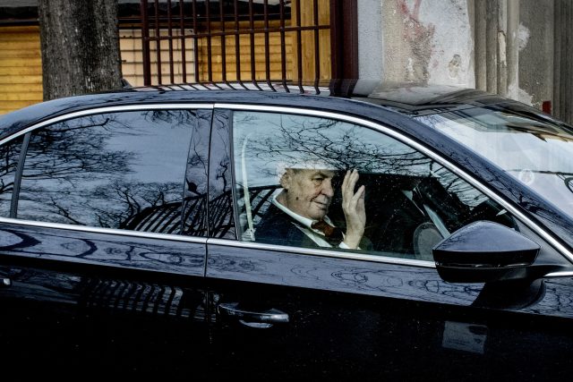Prezident Miloš Zeman,  bývalý předseda ČSSD,   odjíždí ze sjezdu strany v Hradci Králové,  1.3.2019. | foto: Michaela Danelová,  iROZHLAS.cz