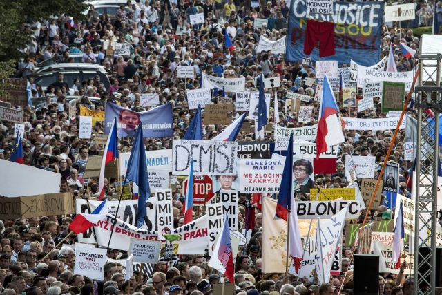 Demonstrace pořádaná Milionem chvilek pro demokracii na Václavském náměstí.  | foto: Michaela Danelová,  iROZHLAS.cz