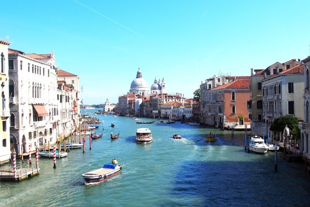 V historickém centru Benátek s 53 tisící stálými obyvateli se ročně otočí 30 milionů turistů. V polovině 60. let to přitom bylo jen 150 tisíc | foto: Fotobanka Pixabay,  Pixabay