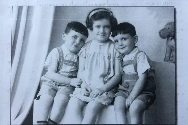 Dvojčata Jiří a Josef Fišerovi se svou starší sestrou Věrou. Snímek pochází z roku 1938. Věra později zahynula v plynové komoře,  stejně jako matka dětí. Věře bylo tehdy 10 let. | foto: Soukromý archiv Jiřího Fišera