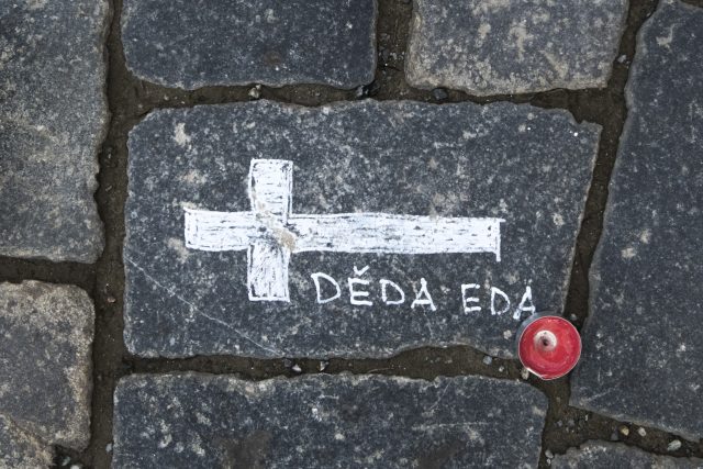 Kříže se jmény připomínající oběti,  které si vyžádala nemoc covid-19,  Staroměstské náměstí. | foto: Michaela Danelová,  iROZHLAS.cz