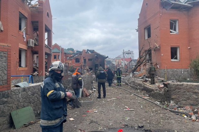 Domům po ruském útoky nezůstaly střechy. Zničená je však celá naprosto ulice | foto: Kyiv Oblast Police/Handout via REUTERS