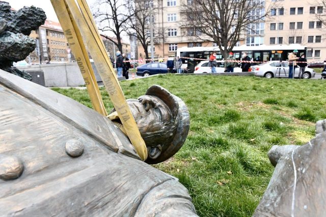 Detail Koněvovy sochy při přesunu z náměstí Interbrigády. | foto: Michaela Danelová,  iROZHLAS.cz