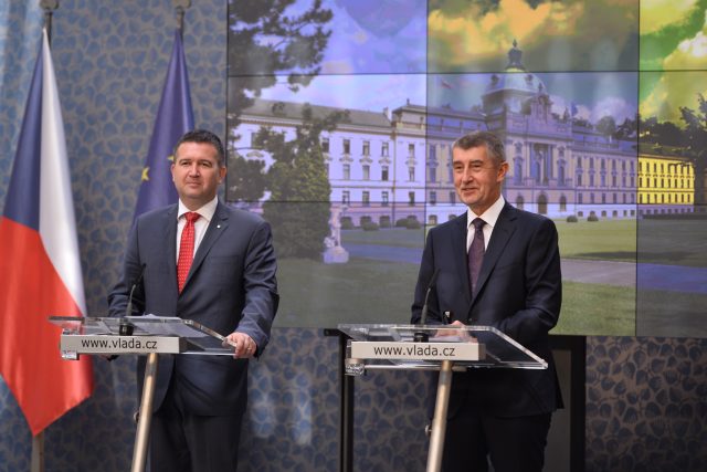 Ministr vnitra a zahraničí Jan Hamáček a premiér Andrej Babiš | foto: Úřad vlády