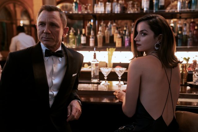James Bond  (Daniel Craig) a Paloma  (Ana de Armas) v bondovce Není čas zemřít | foto: Forum Film CZ