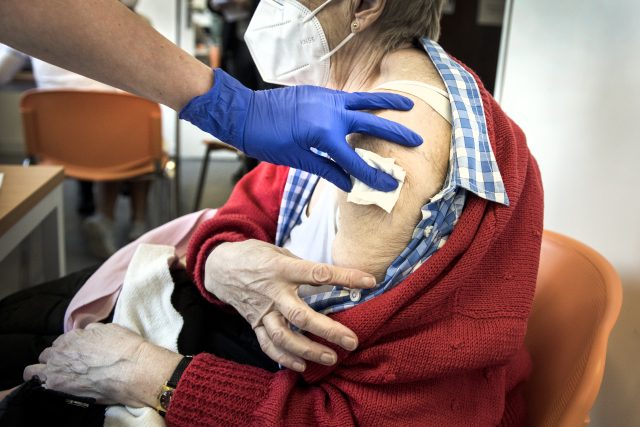 Očkování proti onemocnění Covid-19 | foto: Michaela Danelová,  iROZHLAS.cz