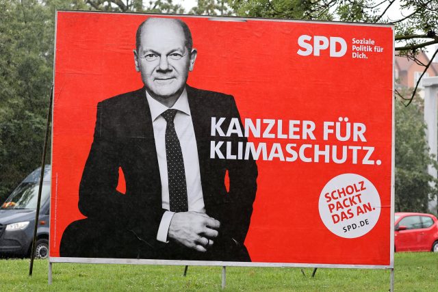 Plakát Olafa Scholze – německého ministra financí a vicekancléře vlády Angely Merkelové,  kterého sociální demokraté před rokem jmenovali volebním lídrem strany | foto: Reuters