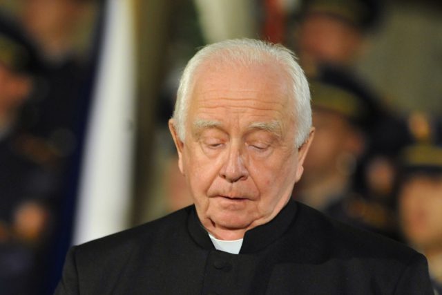 Kněz Petr Piťha získal v roce 2011 z rukou Václava Klause medaili Za zásluhy. | foto: Roman Vondrouš,  ČTK