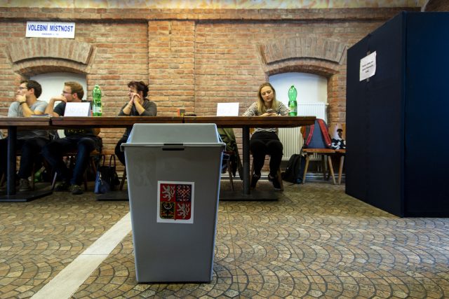 Druhé kolo voleb do Senátu doprovázela minimální účast voličů. | foto: David Taneček,  ČTK