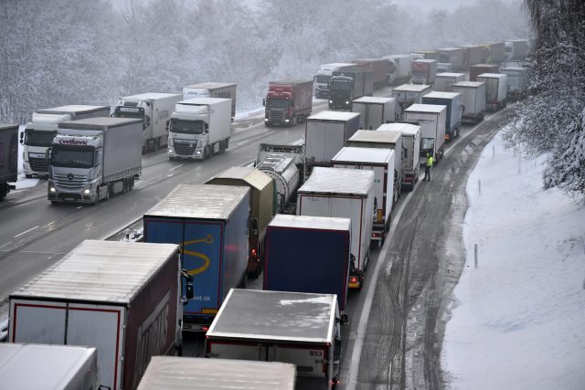 Odstavené kamiony blokovaly 13. prosince 2018 dálnici D1 poblíž u obce Jiřice mezi Humpolcem a Koberovicemi na Pelhřimovsku.  | foto: Luboš Pavlíček,  ČTK