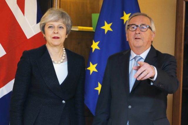 Theresa Mayová se den před druhým hlasováním o brexitu setkala s Jeanem-Claudem Junckerem. | foto: Vincent Kessler,  ČTK