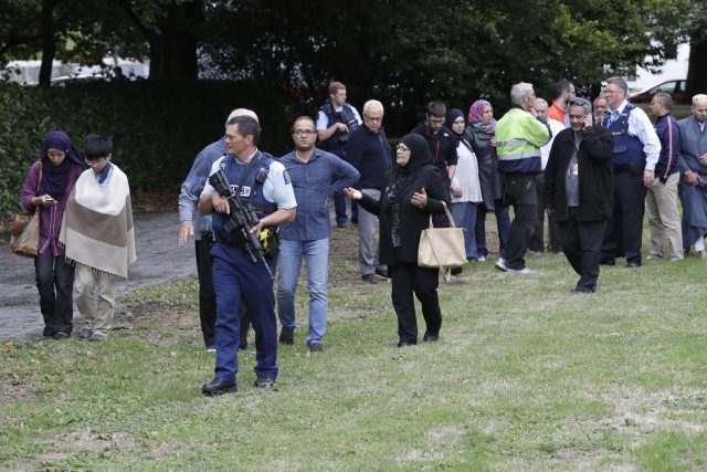 Policie odvádí svědky střelby z mešity v centrální části města Christchurch | foto: AP/ČTK