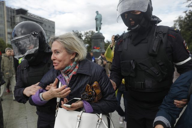 Otázkou ovšem v tuto chvíli zůstává,  zda je protestujících dost,  říká Libor Dvořák | foto: ČTK/AP/Pavel Golovkin