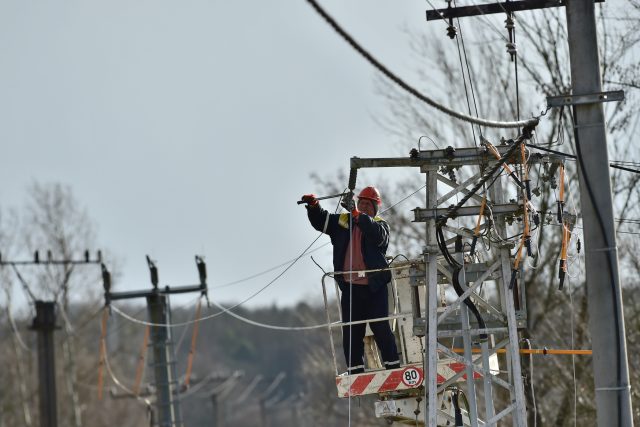 Bouře Sabine poškodila na mnoha místech elektrické vedení a přerušila dodávky pro tisíce domácností  | foto: Václav Pancer,  ČTK