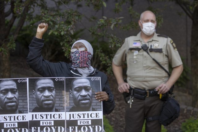 Spravedlnost pro Floyda. Z protestu proti policejnímu násilí v Minnesotě. | foto: Elizabeth Flores,  AP/ČTK