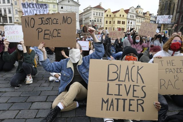 Několik set převážně mladých lidí protestovalo v sobotu proti policejnímu násilí a rasismu v USA i v dalších zemích | foto: Michal Kamaryt,  ČTK