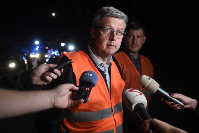Ministr Karel Havlíček na místě srážky dvou vlaků u Českého Brodu. | foto: ČTK Michal Kamaryt