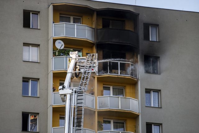Hořelo v jednom z bytů v jedenáctém patře | foto: Pryček Vladimír,  ČTK
