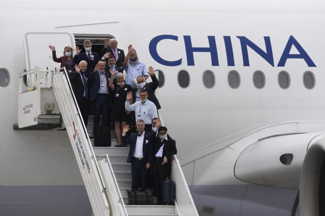 Členové delegace v čele s předsedou Senátu Milošem Vystrčilem  (nahoře uprostřed) mávají před odletem na návštěvu Tchaj-wanu. | foto: Michal Krumphanzl,  ČTK