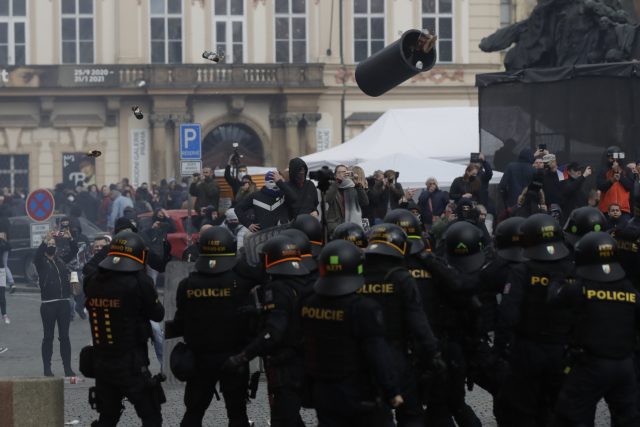 Demonstrace fanoušků v Praze na Staroměstském náměstí se 18. října 2020 po ukončení zvrhla v bitky s policií. | foto: Petr David Josek,  ČTK