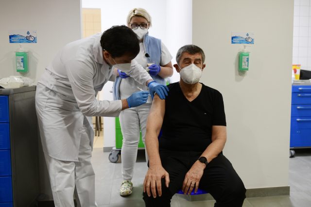 Premiér Andrej Babiš  (ANO) dostal druhou dávku vakcíny proti koronaviru | foto: Roman Vondrouš,  ČTK