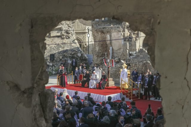 Papež František dorazil do Mosulu,  který v letech 2014 až 2017 obsadila teroristická organizace Islámský stát. Pomodlil se tu za oběti války | foto: Andrew Medichini,  ČTK/AP
