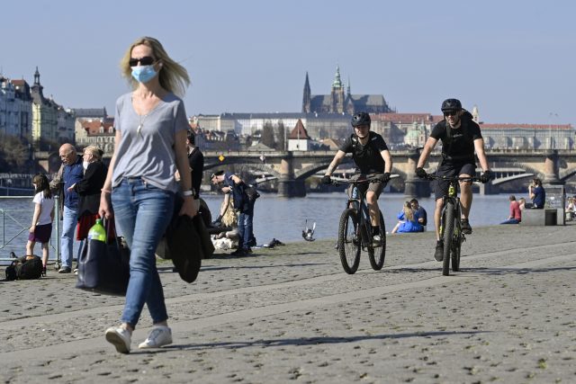 Lidé si užívají teplého a slunečného počasí 31. března 2021 na náplavce Rašínova nábřeží v Praze | foto: Vít Šimánek,  ČTK