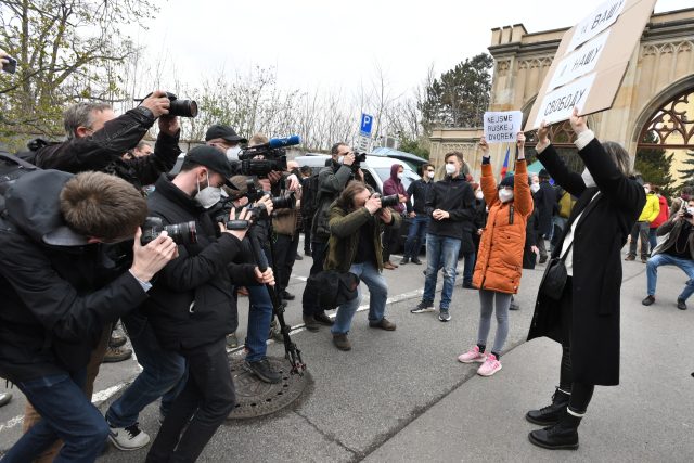 Demonstrace před ruskou ambasádou. | foto: Michaela Říhová,  ČTK