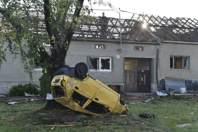 Následky bouře a tornáda v obci Moravská Nová Ves | foto: Václav Šálek,  ČTK