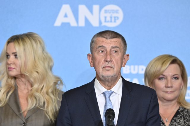 Premiér Andrej Babiš  (ANO) předstoupil před novináře krátce před 20. hodinou večer,  po boku měl mimo jiné svou ženu Moniku | foto: Kamaryt Michal,  ČTK