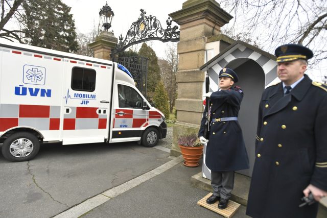 Prezident Miloš Zeman přijíždí sanitkou 25. listopadu na zámek v Lánech po propuštění z Ústřední vojenské nemocnice | foto: Michaela Říhová,  ČTK