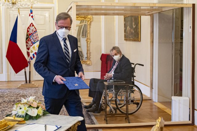 Jmenovací listinu  (v modrých deskách) podepsal Miloš Zeman již v sobotu,  poté byla vydezinfikována | foto: Roman Vondrouš,  ČTK