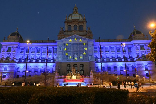 Budova se u příležitosti českého předsednictví zbarvila do modra | foto: Michal Krumphanzl,  ČTK