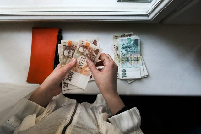 Peníze,  finance,  bankovky  (ilustrační foto) | foto: Michaela Danelová,  Český rozhlas