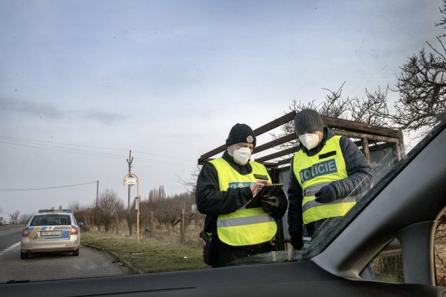 Policie kontroluje doklady na hranici okresu. | foto: Michaela Danelová,  iROZHLAS.cz