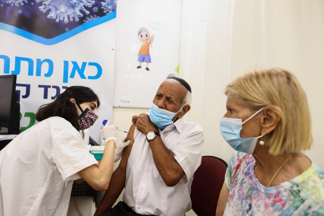 V Izraeli už očkují třetí dávku vakcíny proti covidu | foto: Reuters
