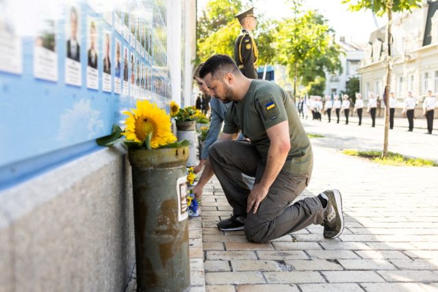 Prezident Zelenskyj s manželkou Olenou pokládají květiny u Pamětní zdi padlých obránců Ukrajiny | foto:  Reuters,  Reuters