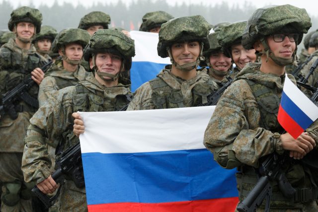 Příslušníci ruské armády se účastní slavnostního zahájení vojenského cvičení Západ 2021 | foto: Reuters