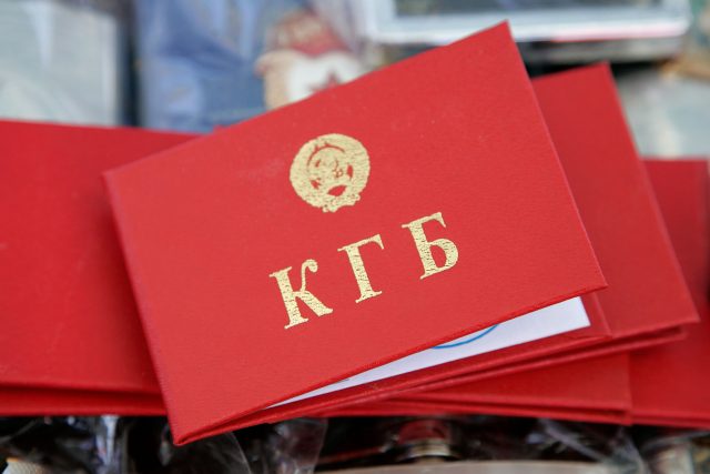 Průkaz KGB - Výboru státní bezpečnosti,  hlavní sovětské tajné služby. | foto: Profimedia