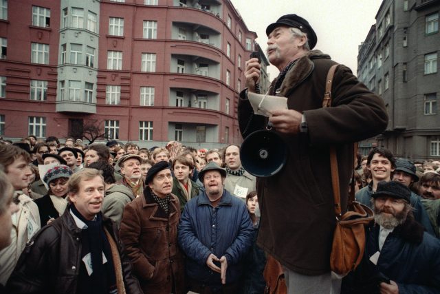 Ladislav Lis během demonstrace na Škroupově náměstí v prosinci 1988 | foto: Lubomir Koter/Joel Robine,  Fotobanka Profimedia/AFP