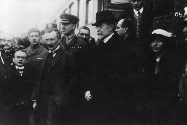Přivítání prezidenta Masaryka po příjezdu do Prahy 21. prosince 1918 | foto: Profimedia