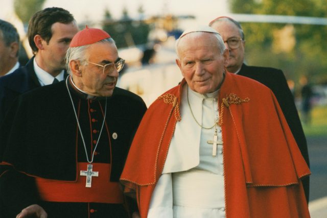 Papež Jan Pavel II.  (vpravo) a tehdejší kardinál Miroslav Vlk 22. 5. 1995 na letišti v Mošnově před odletem do Říma z krátké návštěvy Česka. | foto: Profimedia
