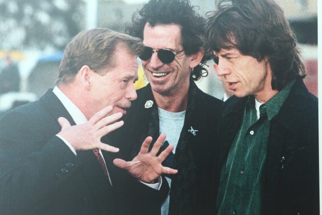 Někdejší prezident Václav Havel a členové kapely Rolling Stones Keith Richards a Mick Jagger | foto: Alexandr Malachovský/CNC,  Fotobanka Profimedia