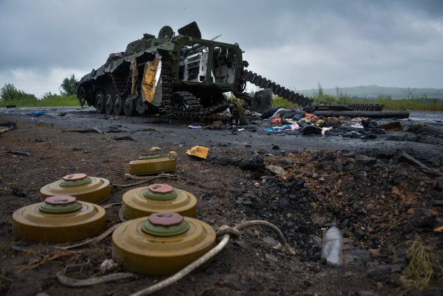 Nášlapné miny u zničeného obrněného vozu proruských militantů nedaleko Slavjansku na Ukrajině | foto: Fotobanka Profimedia