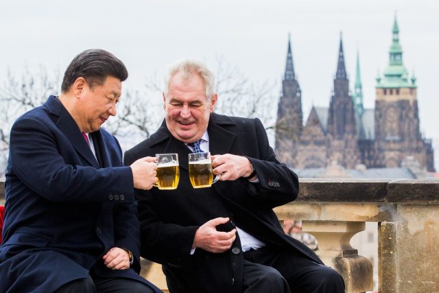 Český prezident Miloš Zeman s čínským prezidentem Si Ťin-pchingem při setkání v Praze  (březen 2016) | foto: Profimedia