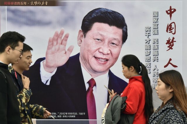 Ulice Pekingu - a billboard velebící úspěchy prezidenta Si Ťin-pchinga.  | foto: Fotobanka Profimedia