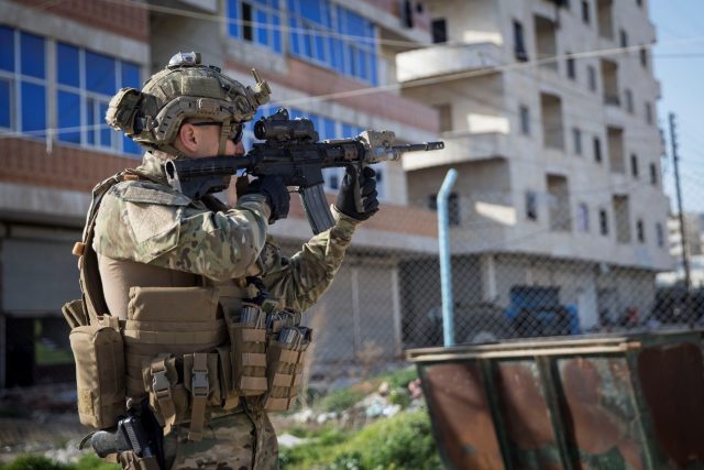 Turecký voják v centru města Afrín | foto: Emin Sansar / Anadolu Agency,  Fotobanka Profimedia