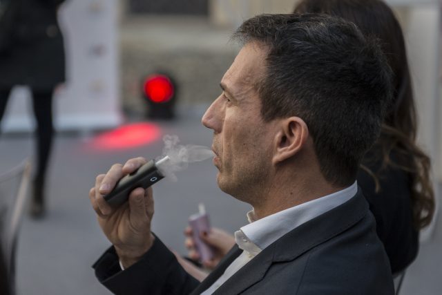 Alternativní cigareta se zahřívaným tabákem,  zahřívaný tabák,  kouření,  cigarety  (ilustrační foto) | foto: Fotobanka Profimedia