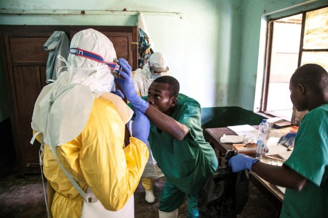Epidemie eboly v Demokratické republice Kongo: zdravotníci v nemocnici v Bikoru si kontrolují ochranný oděv  (květen 2018). | foto: AFP Photo/UNICEF/Mark Naftalin,  Fotobanka Profimedia
