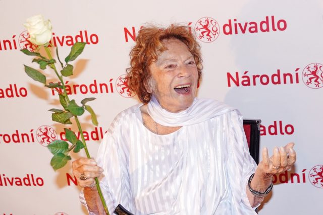 V listopadu 1989 se Vlasta Chramostová stala jednou z tváří sametové revoluce. | foto: Profimedia